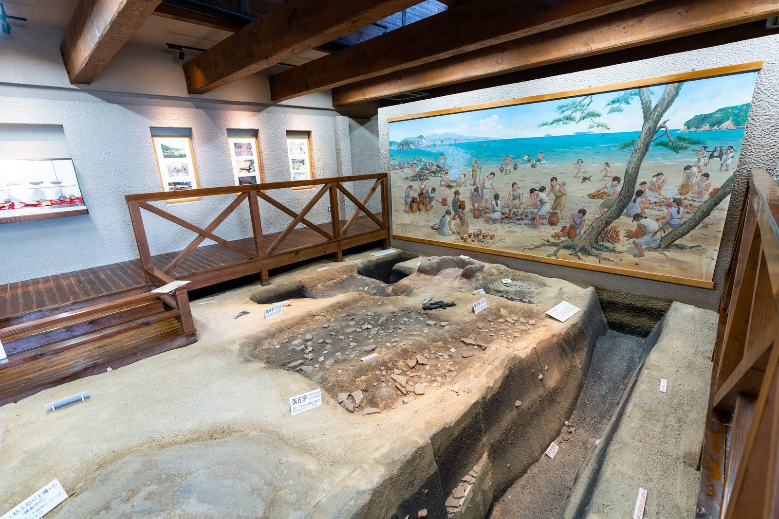 展示館の内部。発掘された炉の跡と、古代の塩づくりを描いた壁画